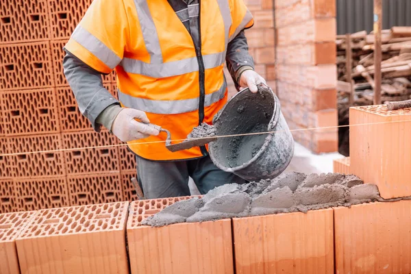 工业详情 建筑工人用砖 砂浆和油灰刀筑墙 — 图库照片