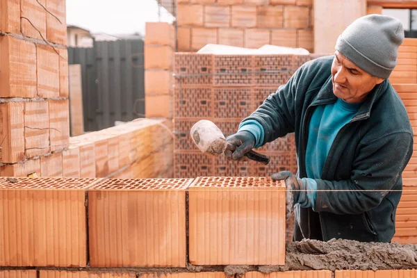 Bricklayer Industrial Worker Installing Brick Masonry Exterior Wall Trowel Putty — Stock Photo, Image