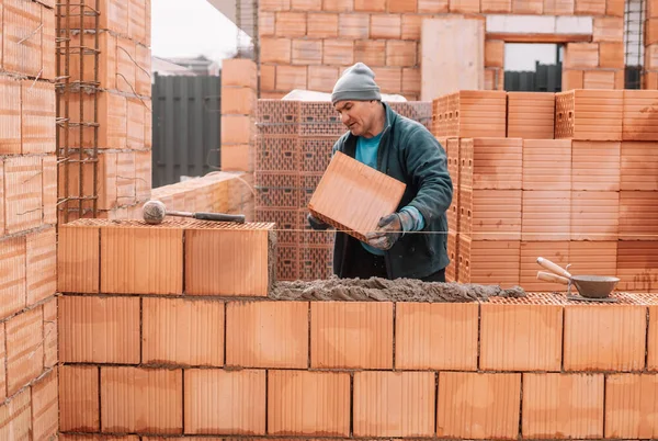 Professionele Bouwvakker Leggen Bakstenen Bouwmuren Industriële Site Detail Van Handmatig — Stockfoto