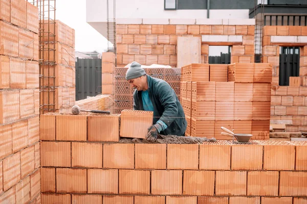 Bouw Site Mason Metselaar Werken Met Cement Bakstenen Mortel Voor — Stockfoto