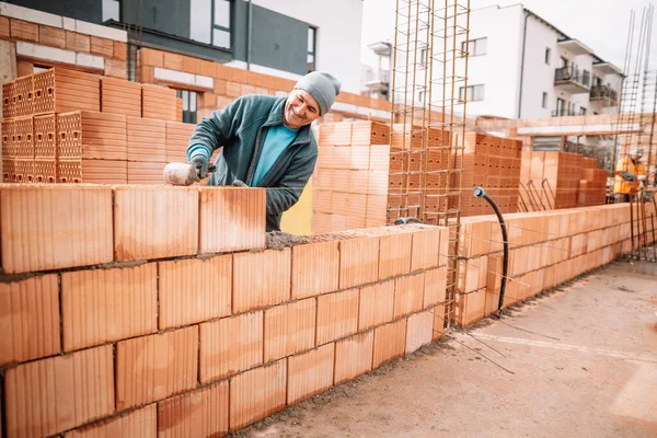 Industrielle Details Bauarbeiter Lächeln Und Bauen Wände Mit Ziegeln Mörtel — Stockfoto