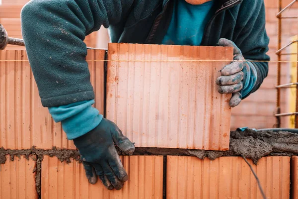 Sluiting Van Industriële Bouwvakkers Metselaars Metselaars Die Werken Met Bakstenen — Stockfoto