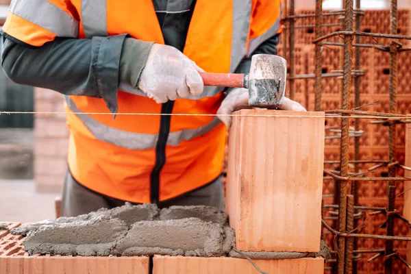 Details Aus Der Bauindustrie Maurer Der Ziegel Auf Dem Bau — Stockfoto