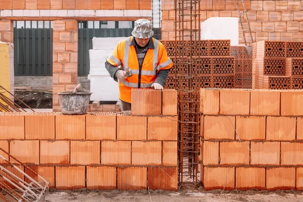 Retrato Del Trabajador Construcción Utilizando Mortero Ladrillos Martillo Goma Para —  Fotos de Stock