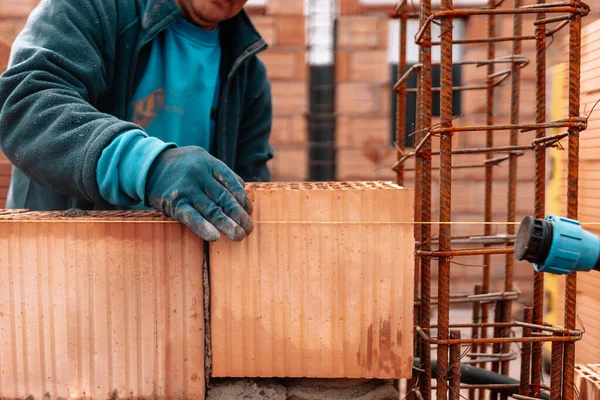 Retrato Del Trabajador Construcción Utilizando Mortero Ladrillos Martillo Goma Para — Foto de Stock