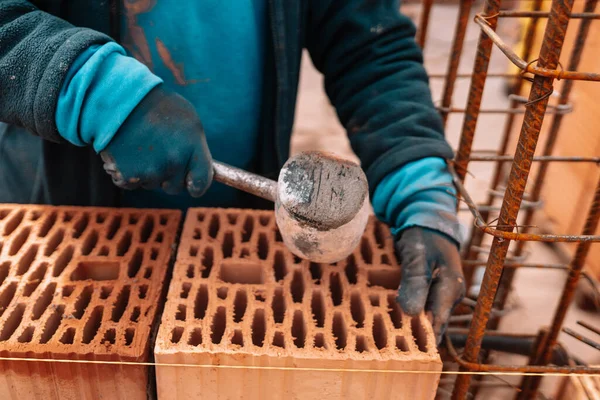 Retrato Pedreiro Trabalhador Construção Civil Usando Tijolos Argamassa Para Construção — Fotografia de Stock