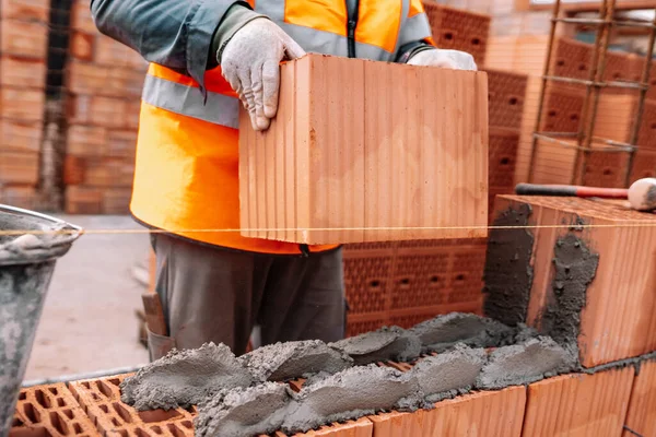 建筑工人用砖和砂浆砌筑墙壁的肖像 业界详情及建筑设备 — 图库照片