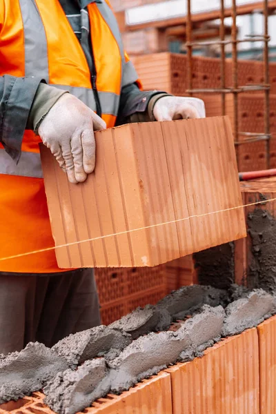 Retrato Pedreiro Trabalhador Construção Civil Usando Tijolos Argamassa Para Construção — Fotografia de Stock