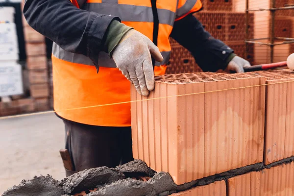 Retrato Pedreiro Trabalhador Construção Civil Usando Tijolos Argamassa Para Construção — Fotografia de Stock