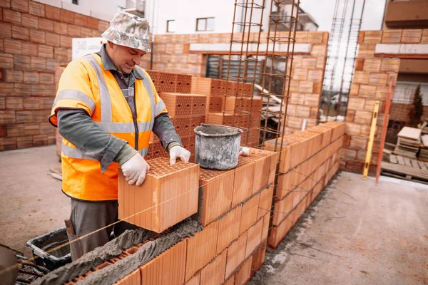 Retrato Albañil Trabajador Construcción Utilizando Ladrillos Mortero Para Construcción Paredes Imagen De Stock