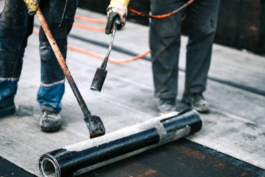 Bituminous membranlı su geçirmez sistem detayları ve çatıda kurulum. Profesyonel inşaat işçisi, su geçirmez ev inşaatı yapıyor.. 