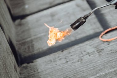 Evin çatısına profesyonel su geçirmez tesisat kurulmuş. Alev ve kaynak makinesi detaylarıyla inşaat alanı ayrıntıları