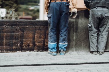 Bituminous membranlı su geçirmez sistem detayları ve çatıda kurulum. Profesyonel inşaat işçisi, su geçirmez ev inşaatı yapıyor..