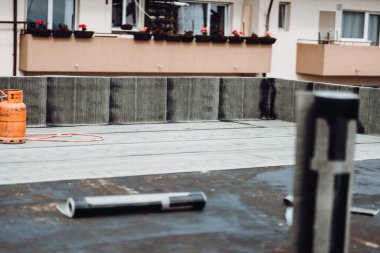 Bituminous membranlı su geçirmez sistem detayları ve çatıda kurulum. Profesyonel inşaat işçisi, su geçirmez ev inşaatı yapıyor..
