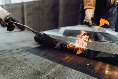 Su geçirmez ev inşaatı yapan profesyonel işçiler. İşçi zarları yuvarlanıyor