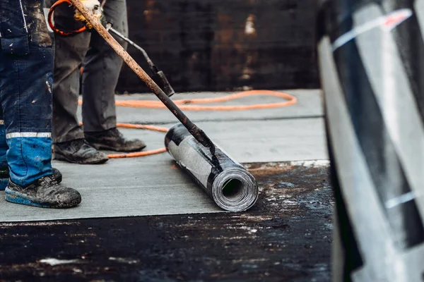 Bouw Werknemers Installeren Bitumineuze Membraan Waterdicht Systeem Isolatie Met Brander — Stockfoto