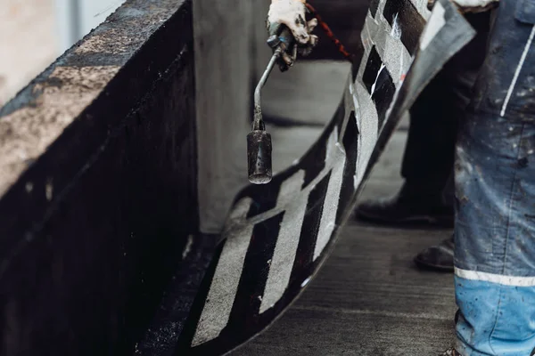 Trabajadores Construcción Techadores Instalando Rollos Membrana Impermeabilizante Bituminosa Para Impermeabilización — Foto de Stock