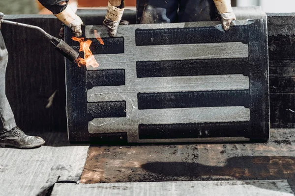 Trabajadores Construcción Techadores Instalando Rollos Membrana Impermeabilizante Bituminosa Para Impermeabilización — Foto de Stock