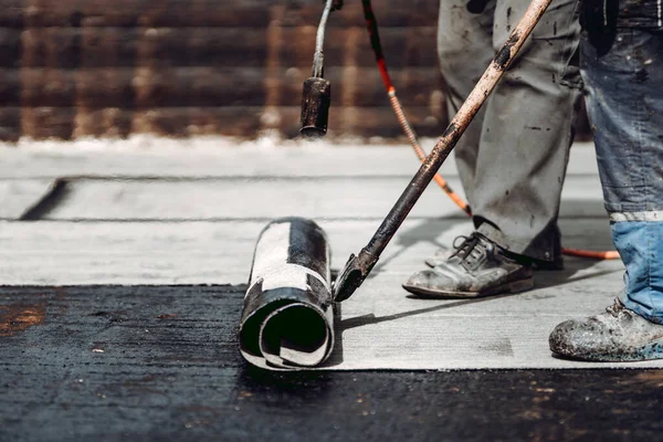 Professionella Arbetare Tätskikt Hus Byggarbetsplats Arbetstagarens Rullande Membran — Stockfoto