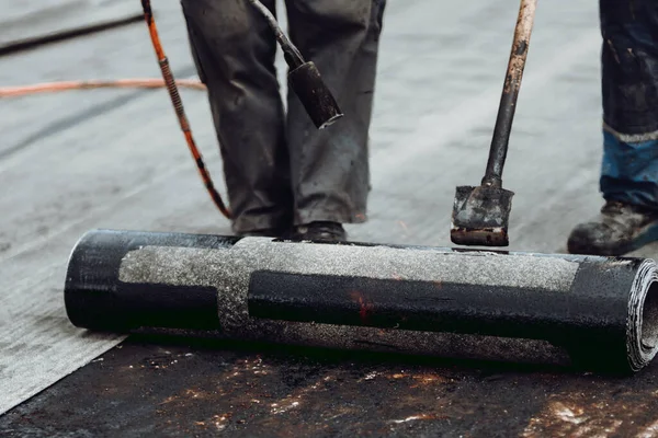 Trabalhadores Profissionais Que Isolam Telhado Com Membrana Betume Detalhes Impermeabilização — Fotografia de Stock