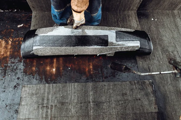 屋上に防水膜を設置する建設労働者 屋根工事 — ストック写真
