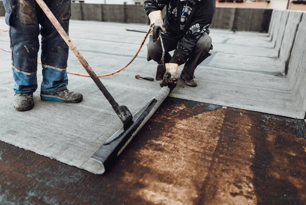 Terrazza Sul Tetto Dettagli Impermeabilizzanti Lavoratori Che Installano Isolamento Del — Foto Stock