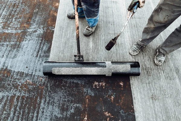 Detale Hydroizolacji Dachu Robotnicy Instalujący Izolację Wodoodporną Membrany Bitumicznej — Zdjęcie stockowe