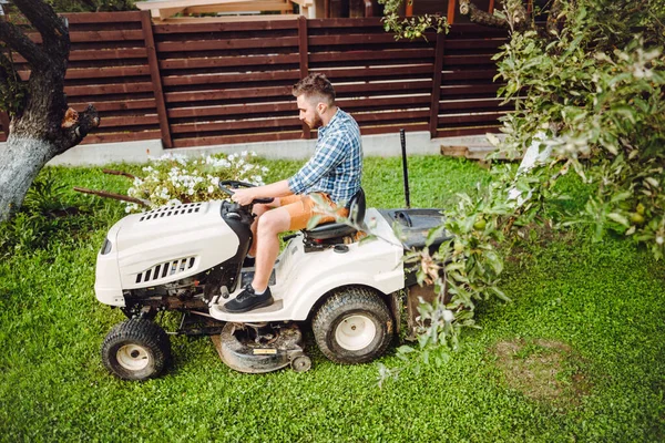 Porträt Eines Arbeiters Mit Rasenmäher Traktor — Stockfoto
