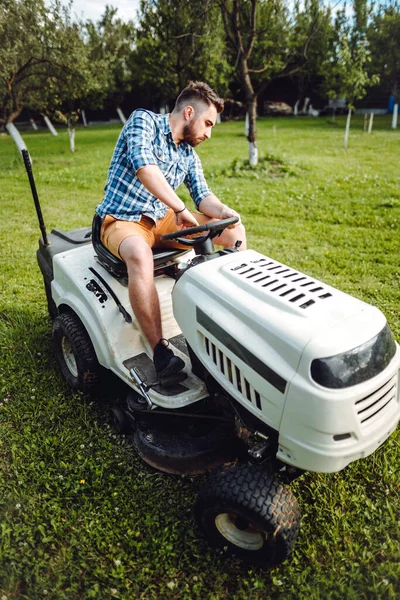 Trabajador Jardinero Usando Tractor Césped Cortando Hierba Través Del Jardín —  Fotos de Stock