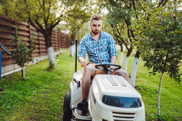 Operaio Giardiniere Utilizzando Trattore Prato Tagliare Erba Attraverso Giardino — Foto Stock