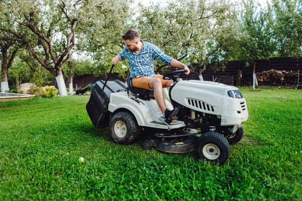 Zahradní Dělník Pomocí Trávníku Traktor Řezání Trávy Přes Zahradu — Stock fotografie