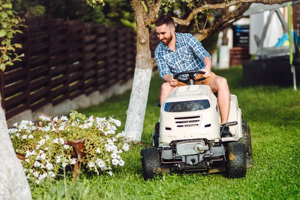 Hombre Que Usa Tractor Césped Para Cortar Hierba Jardín Doméstico — Foto de Stock