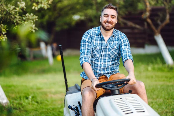 Concetto Cura Del Prato Bel Giovane Uomo Potatura Erba Giardino — Foto Stock