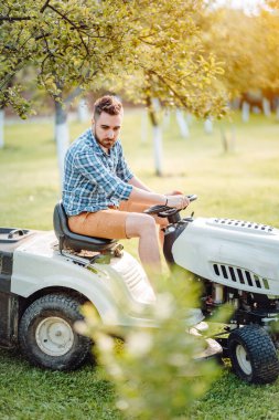 Erkek gardner temizlik ve peyzaj işleri için çim biçme makinesi kullanma