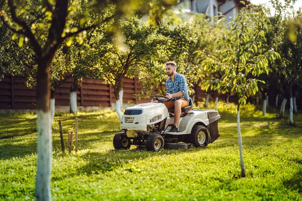 Industridetaljer Porträtt Trädgårdsmästare Som Ler Och Klipper Gräsmattan Klipper Gräs — Stockfoto