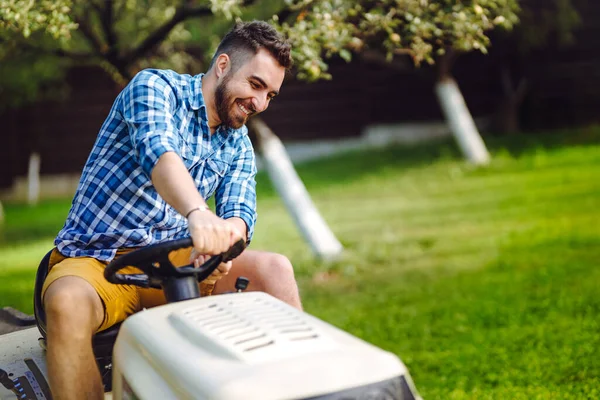 Homme Utilisant Tracteur Pelouse Pour Tondre Herbe Dans Jardin Aménagement — Photo