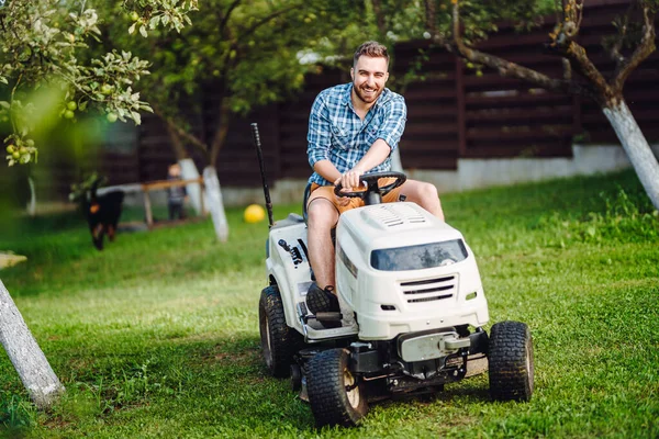 Professioneller Rasenmäher Schneidet Das Gras — Stockfoto