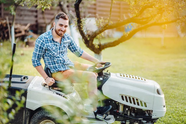 Gelukkig Knap Werknemer Met Behulp Van Ride Trekker Grasmaaier — Stockfoto