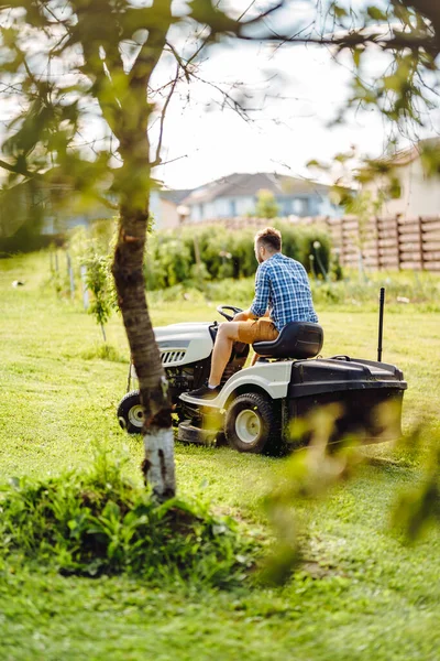 Tondeuse Gazon Professionnelle Avec Travailleur Coupant Herbe Dans Jardin — Photo