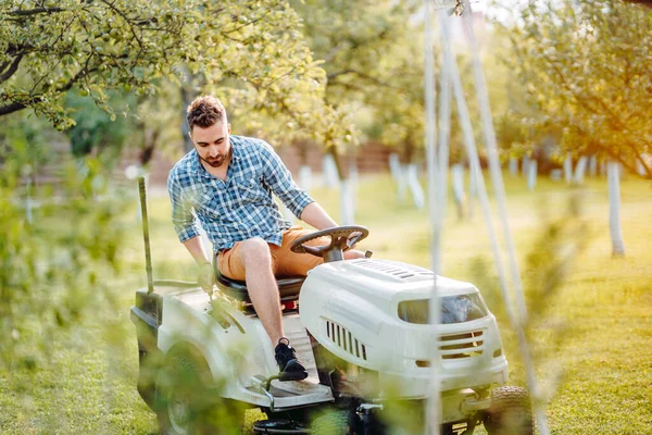 Mannelijke Tuinman Met Behulp Van Trekker Grasmaaier Voor Reiniging Landschapsarchitectuur — Stockfoto