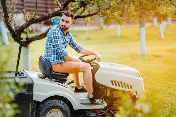 Trabalhador Profissional Jardineiro Trabalhador Bonito Feliz Usando Cortador Grama Trator — Fotografia de Stock