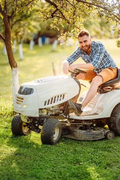 草刈り芝刈機およびプレミアム ツールを使用してプロのガードナー — ストック写真