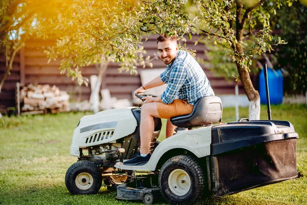 Professional Lawn Mower Cuts Grass Smiling Gardener Working Garde — Stockfoto