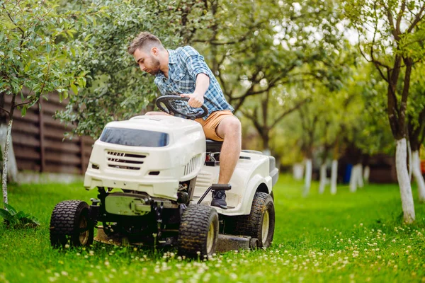 Κηπουρική Λειτουργεί Όμορφος Άνδρας Χρησιμοποιώντας Μηχανή Του Γκαζόν Τρακτέρ Και — Φωτογραφία Αρχείου