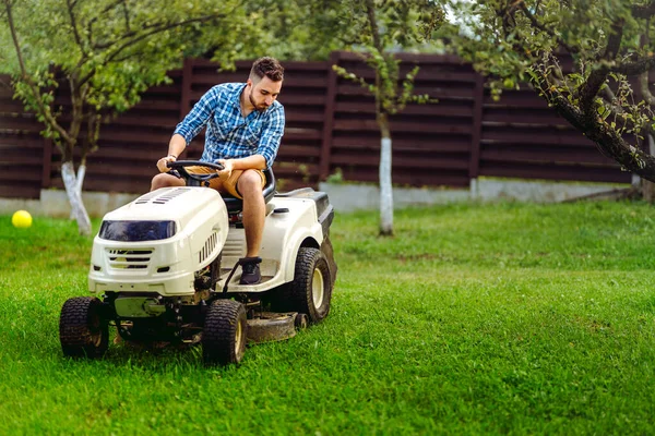 Profesyonel Bahçıvan Çim Biçme Makinesi Traktör Kullanarak Çimleri Kesiyor Sanayi — Stok fotoğraf