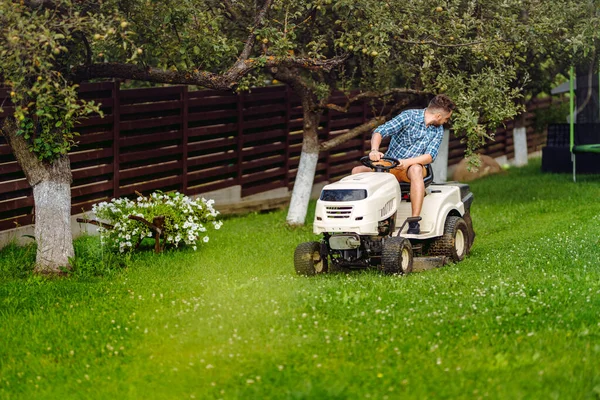 Professionell Trädgårdsmästare Som Kör Åkgräsklippare Trädgård Industriella Landskapsarbeten — Stockfoto