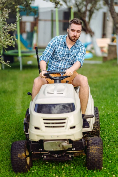 Dettagli Giardinaggio Con Lavoratore Utilizzando Trattore Prato — Foto Stock