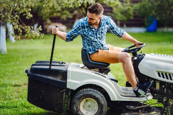 Portrait Industrial Worker Using Lawn Mower Cutting Grass Industry Landscaping — ストック写真