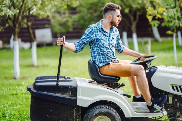 Portrait Gardener Using Lawn Mowing Tractor Cutting Grass Professional Gardening — ストック写真