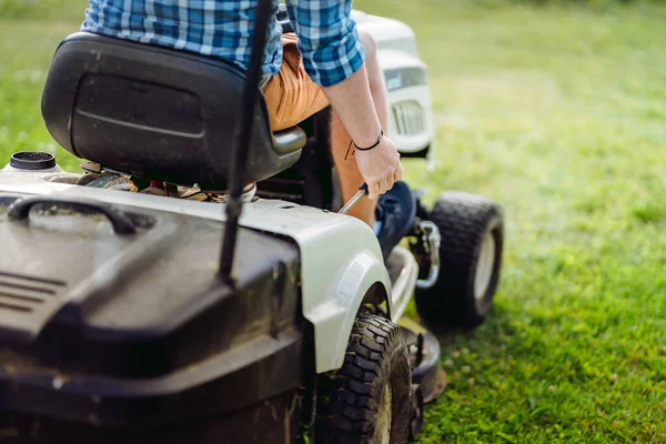 Närbild Detaljer Trädgårdsskötsel Med Traktor Och Mowera — Stockfoto